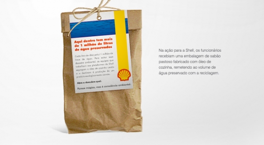 Na ação para a Shell, os funcionários recebiam uma embalagem de sabão pastoso fabricado com óleo de cozinha, remetendo ao volume de água preservado com a reciclagem